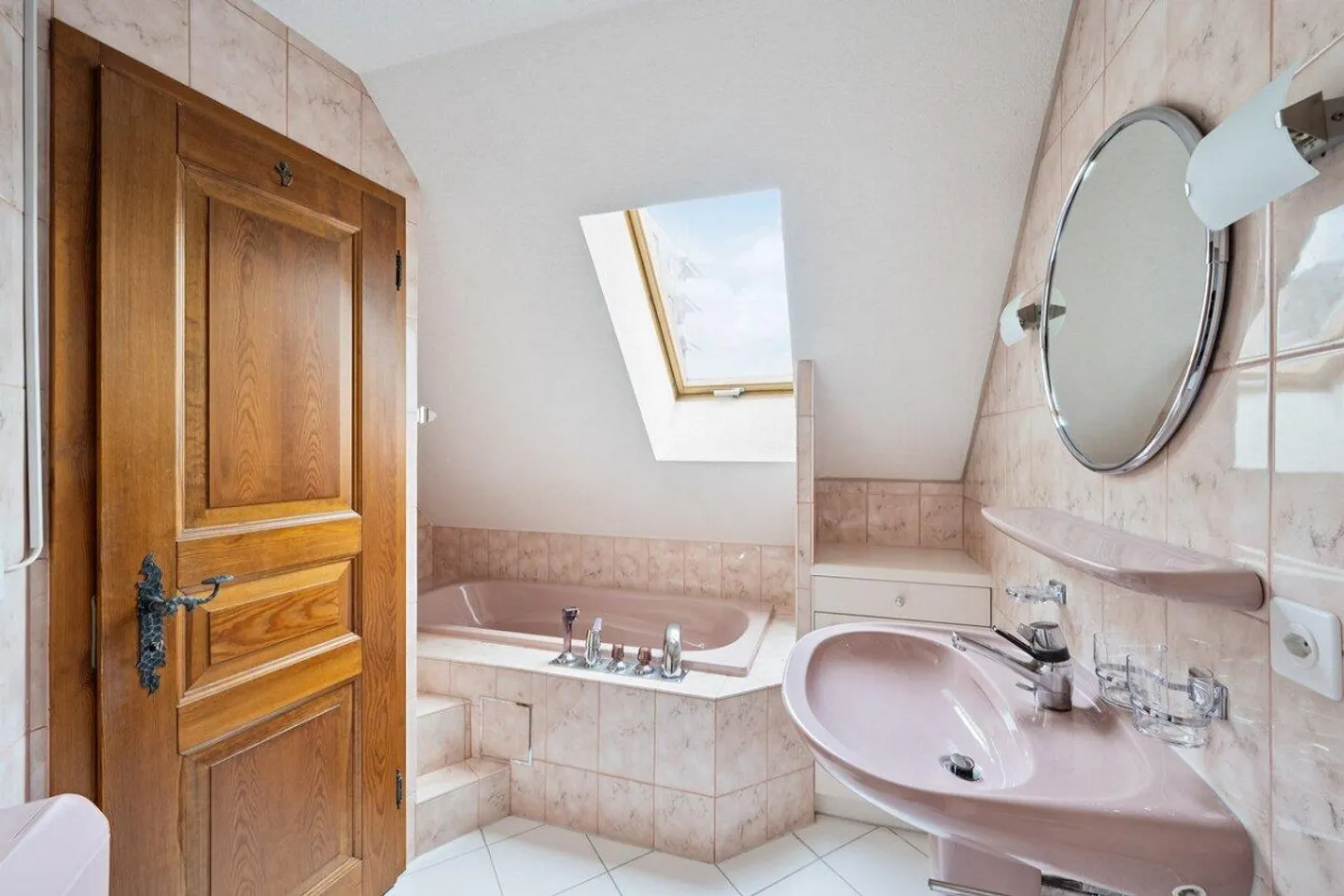 Charmante 3½-Zimmer-Dachwohnung mit Cheminée und Balkon in Arlesheim - Foto 10 di 15