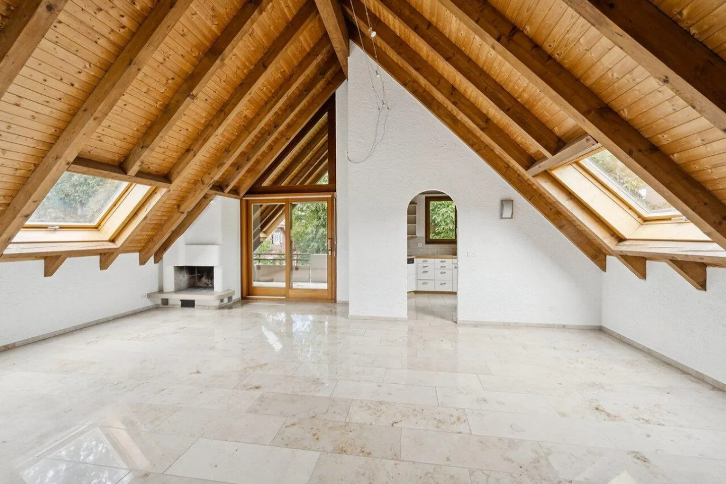 Charmante 3½-Zimmer-Dachwohnung mit Cheminée und Balkon in Arlesheim - Foto 1 di 15
