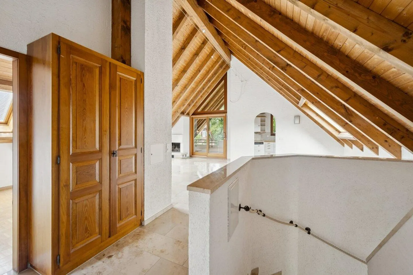 Charmante 3½-Zimmer-Dachwohnung mit Cheminée und Balkon in Arlesheim - Foto 2 di 15