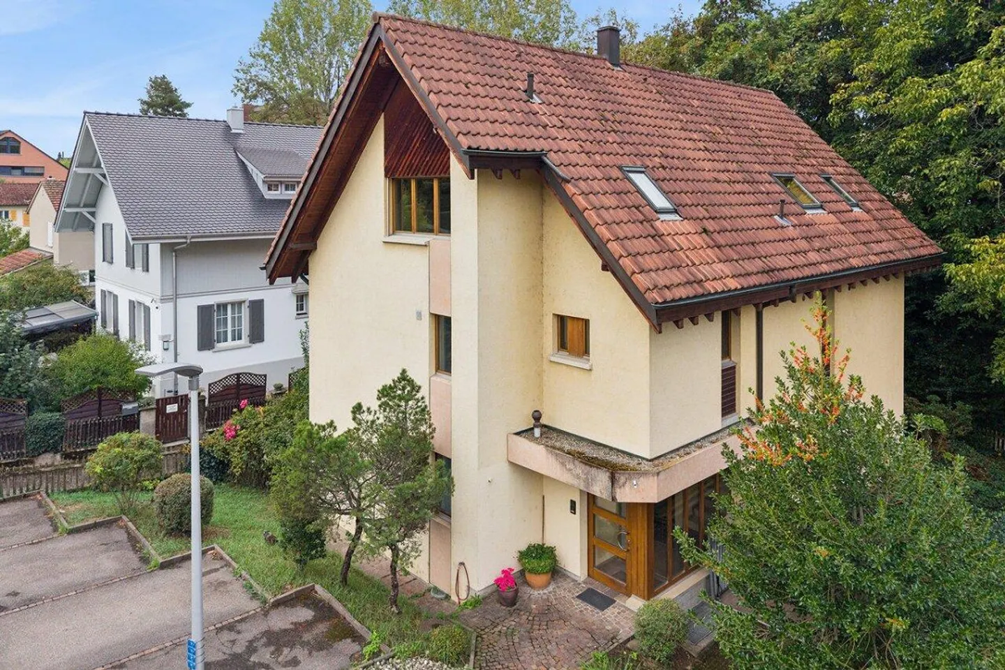 Charmante 3½-Zimmer-Dachwohnung mit Cheminée und Balkon in Arlesheim - Foto 12 di 15