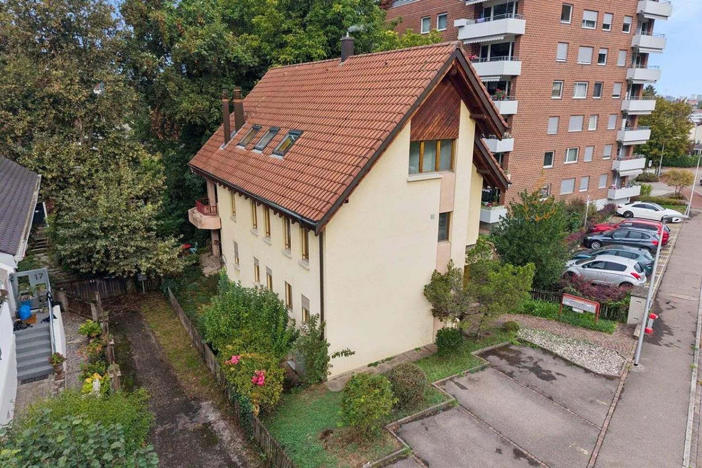 Charmante 3½-Zimmer-Dachwohnung mit Cheminée und Balkon in Arlesheim - Foto 14 di 15