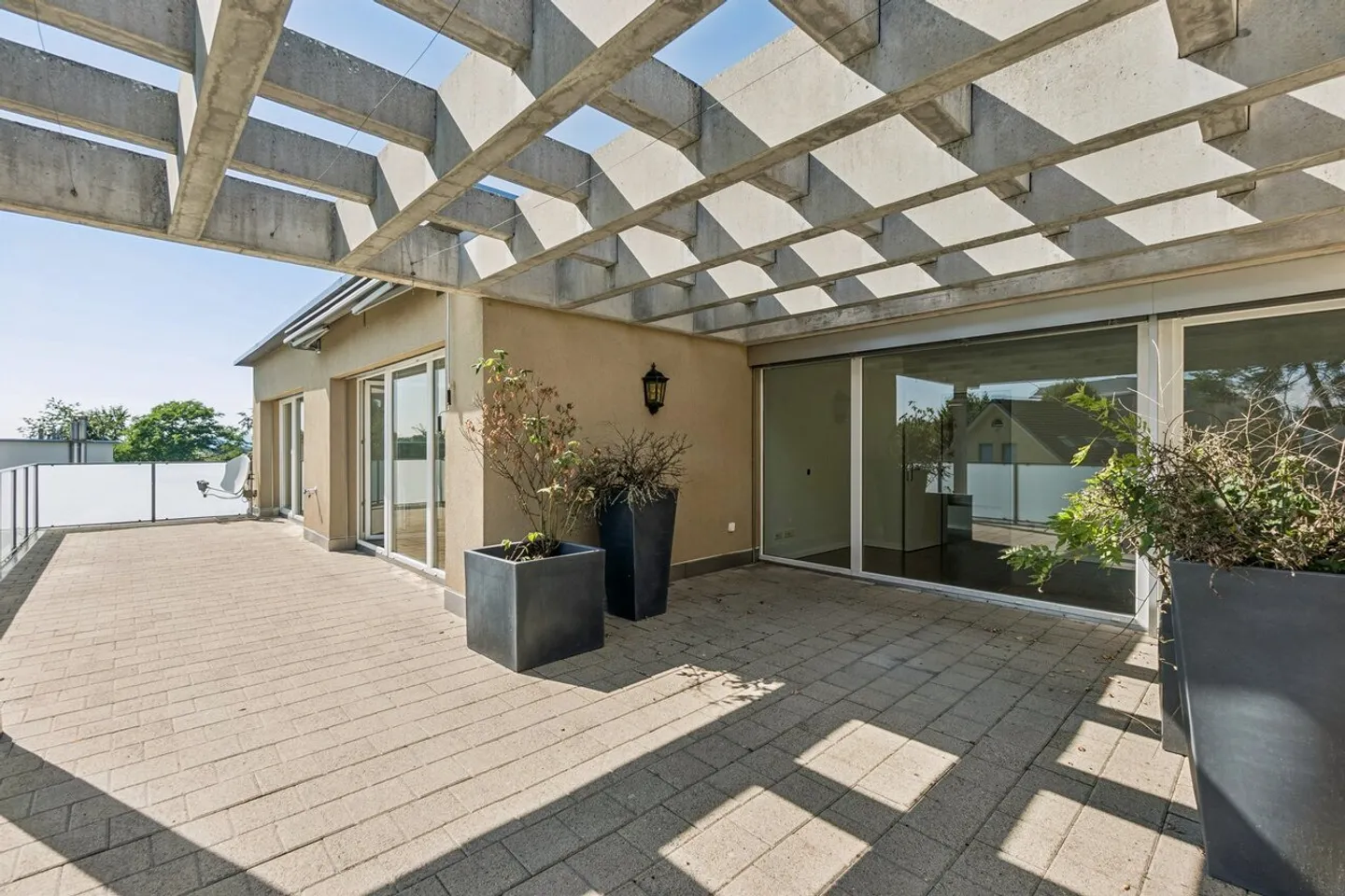 Appartement Attique Stylé en Zone Calme - Photo 3 sur 7