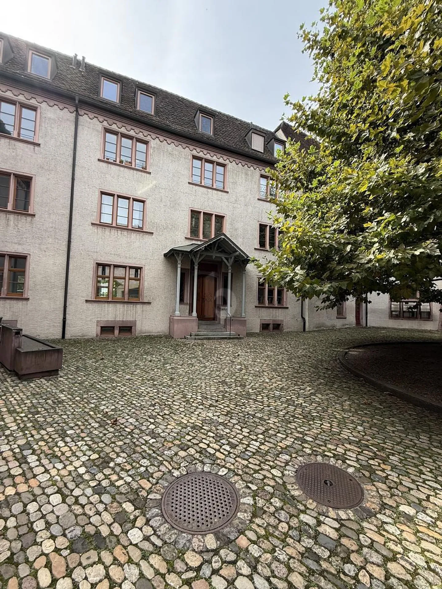 DENKMALGESCHÜTZTE OASE IM HERZEN BASELS - Foto 1 von 6