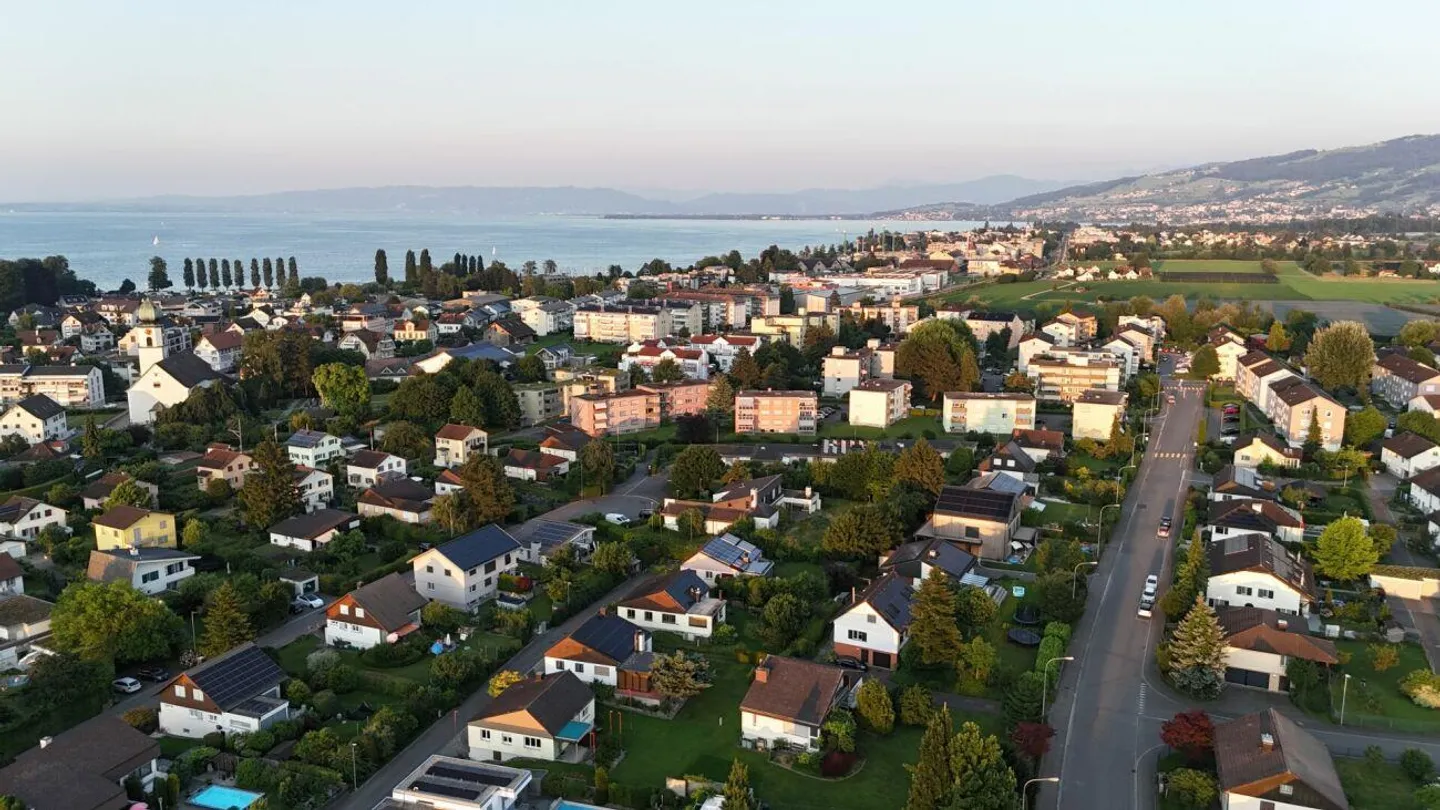 Casa bifamiliare nuova e attraente in un quartiere tranquillo e soleggiato a Steinach - Foto 9 di 11
