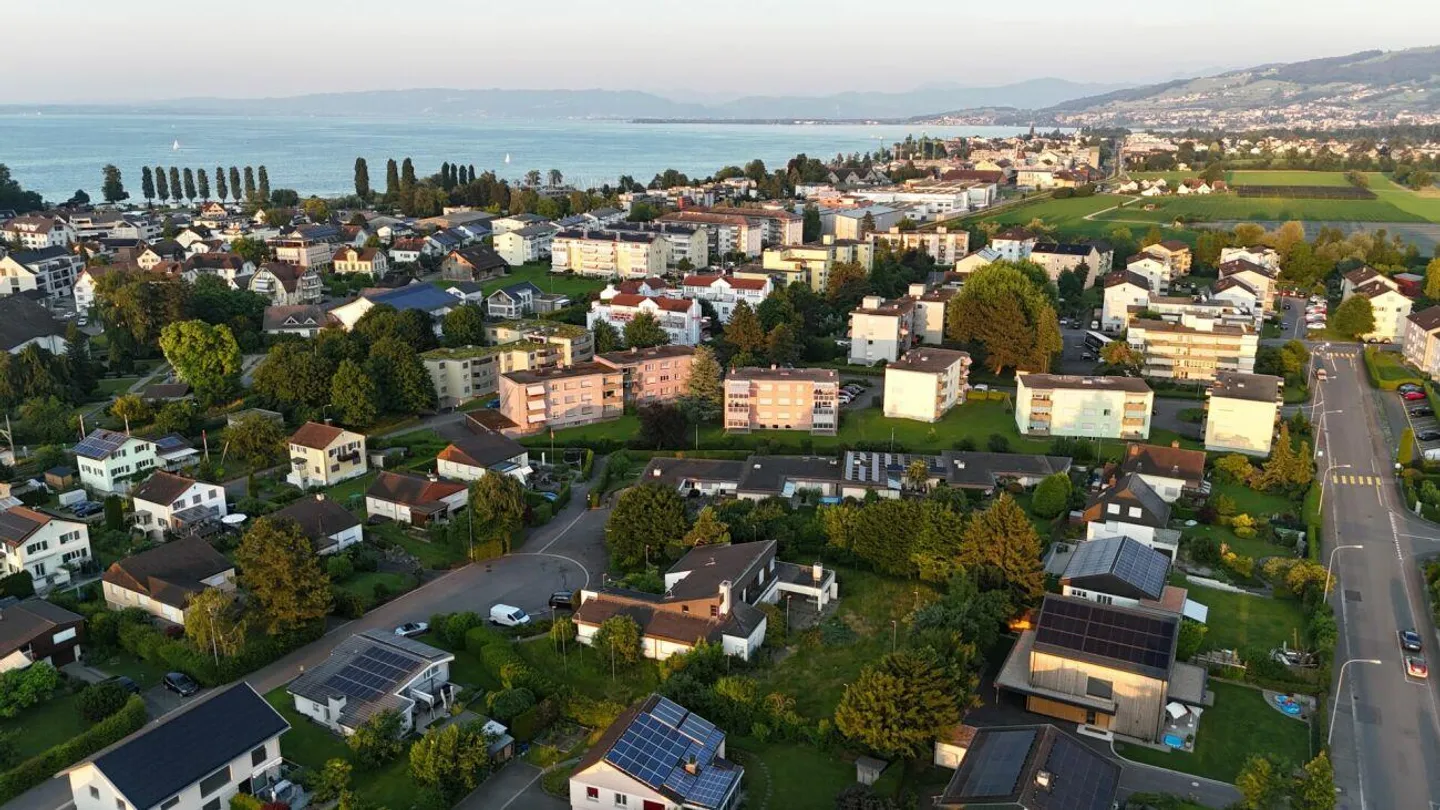 Casa bifamiliare nuova e attraente in un quartiere tranquillo e soleggiato a Steinach - Foto 10 di 11