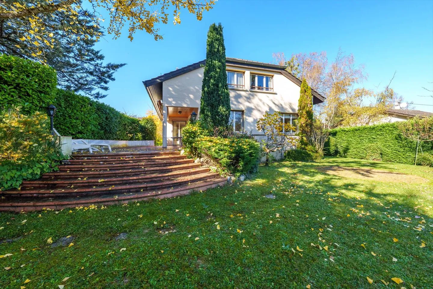 9-room House - Photo 2 of 12