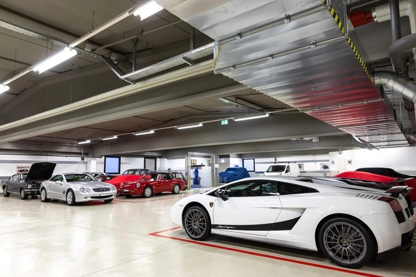 CLASSIC & SPORT CARS STORAGE BIOGGIO-AFFITTASI POSTI AUTO SORVEGLIATI - Foto 11 di 15