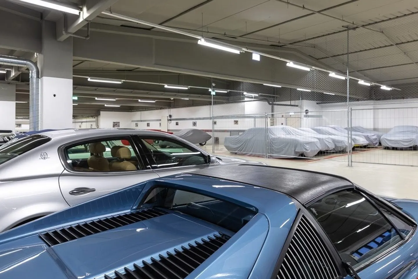 CLASSIC & SPORT CARS STORAGE BIOGGIO-AFFITTASI POSTI AUTO SORVEGLIATI - Foto 13 di 15