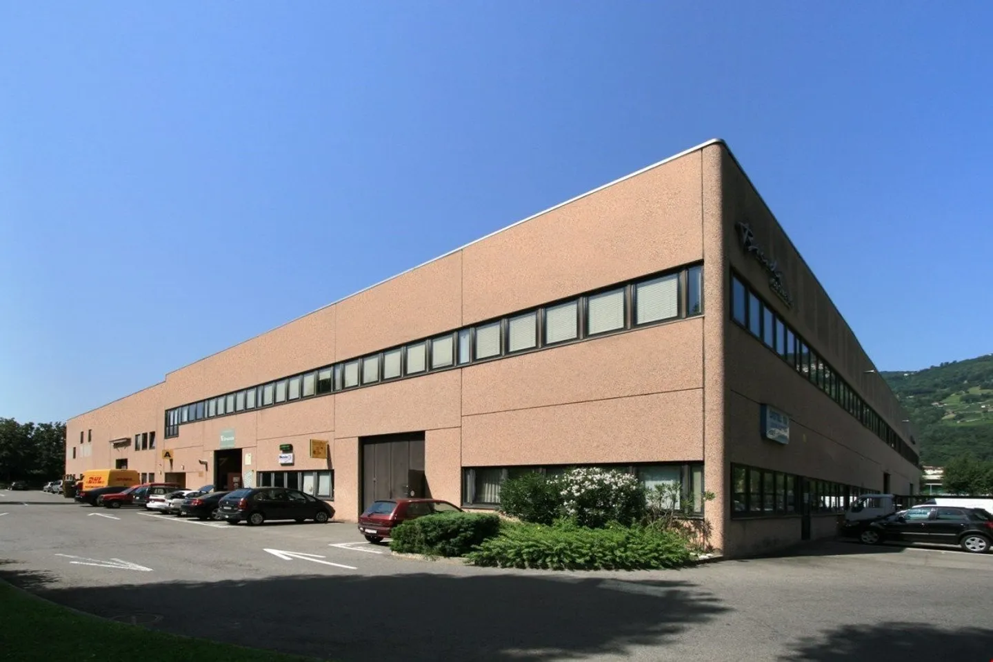 CLASSIC & SPORT CARS STORAGE BIOGGIO-AFFITTASI POSTI AUTO SORVEGLIATI - Foto 3 di 15