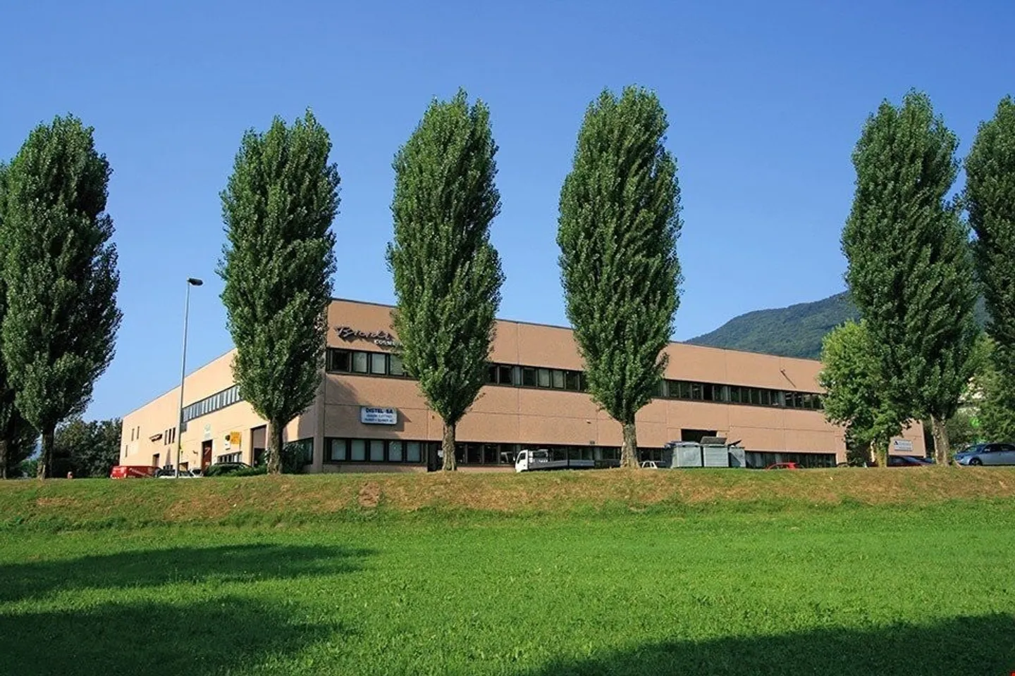 CLASSIC & SPORT CARS STORAGE BIOGGIO-AFFITTASI POSTI AUTO SORVEGLIATI - Foto 4 di 15