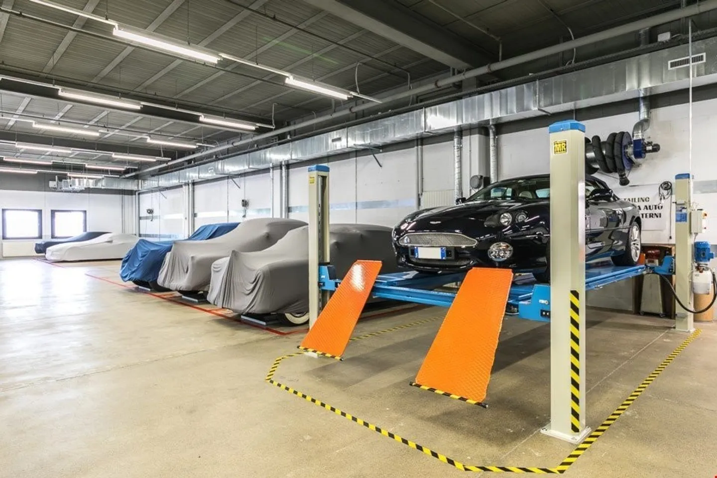 CLASSIC & SPORT CARS STORAGE BIOGGIO-AFFITTASI POSTI AUTO SORVEGLIATI - Foto 5 di 15