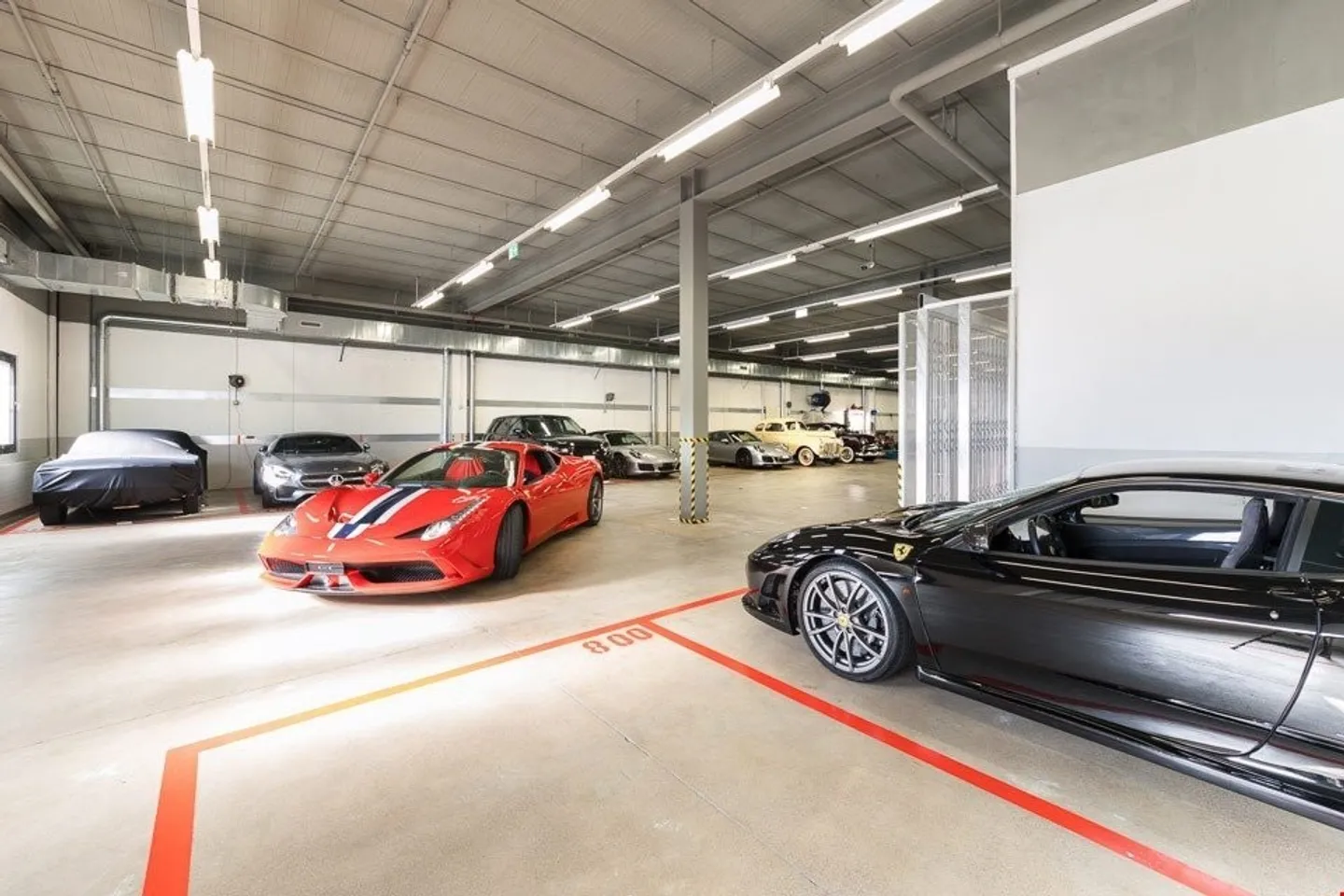 CLASSIC & SPORT CARS STORAGE BIOGGIO-AFFITTASI POSTI AUTO SORVEGLIATI - Foto 7 di 15