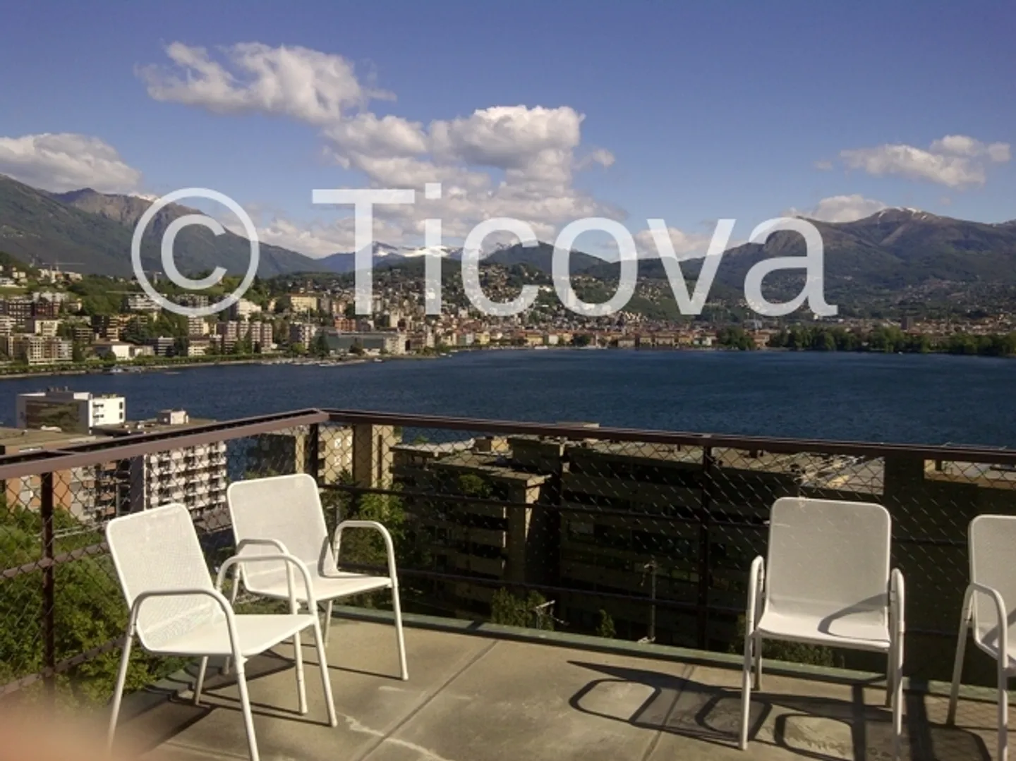 Appartement rénové avec vue sur le lac - Photo 1 sur 10