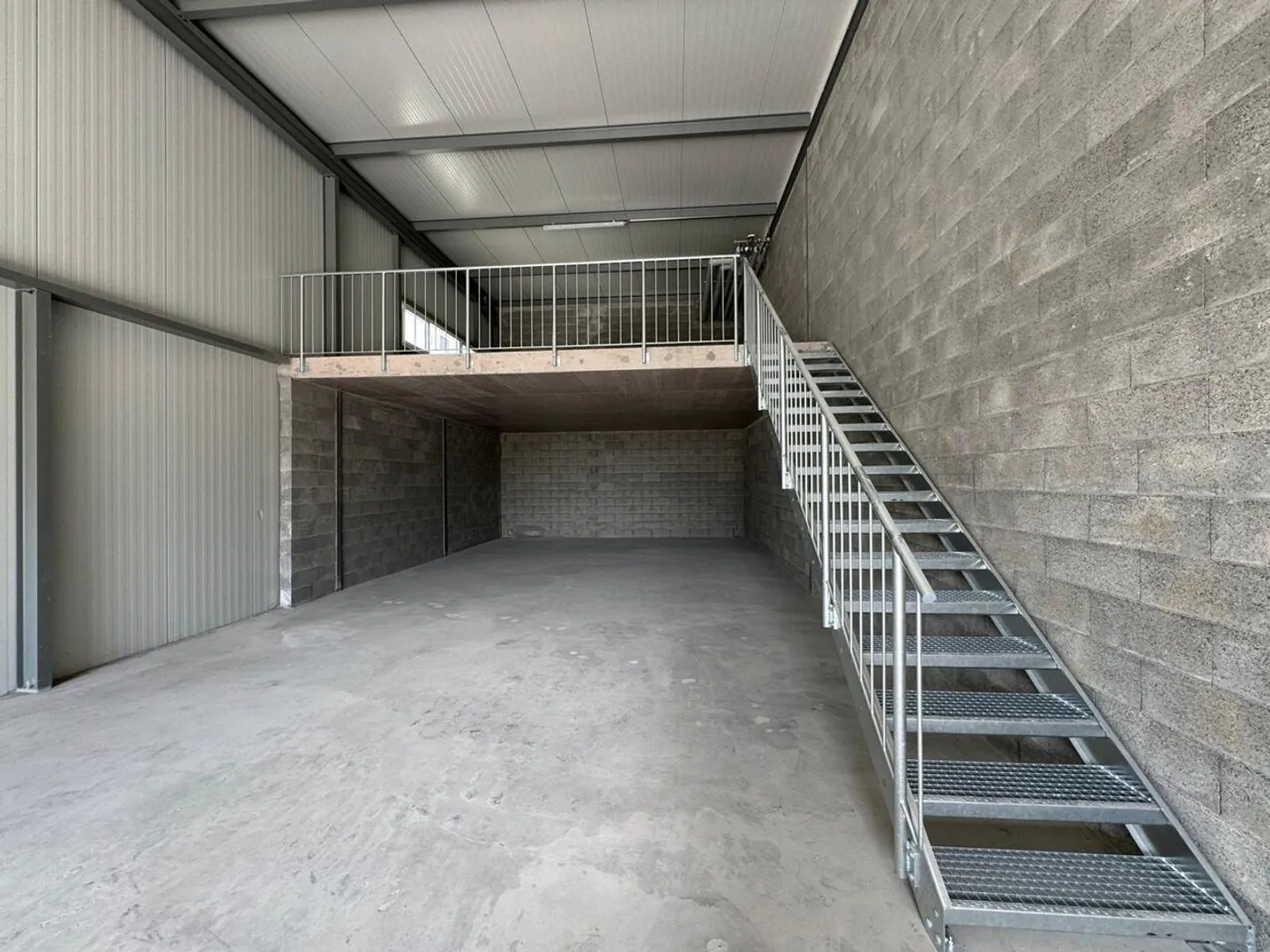 Spazio modulare di 160m² - Flessibilità e accessibilità strategica A9 - Foto 6 di 8