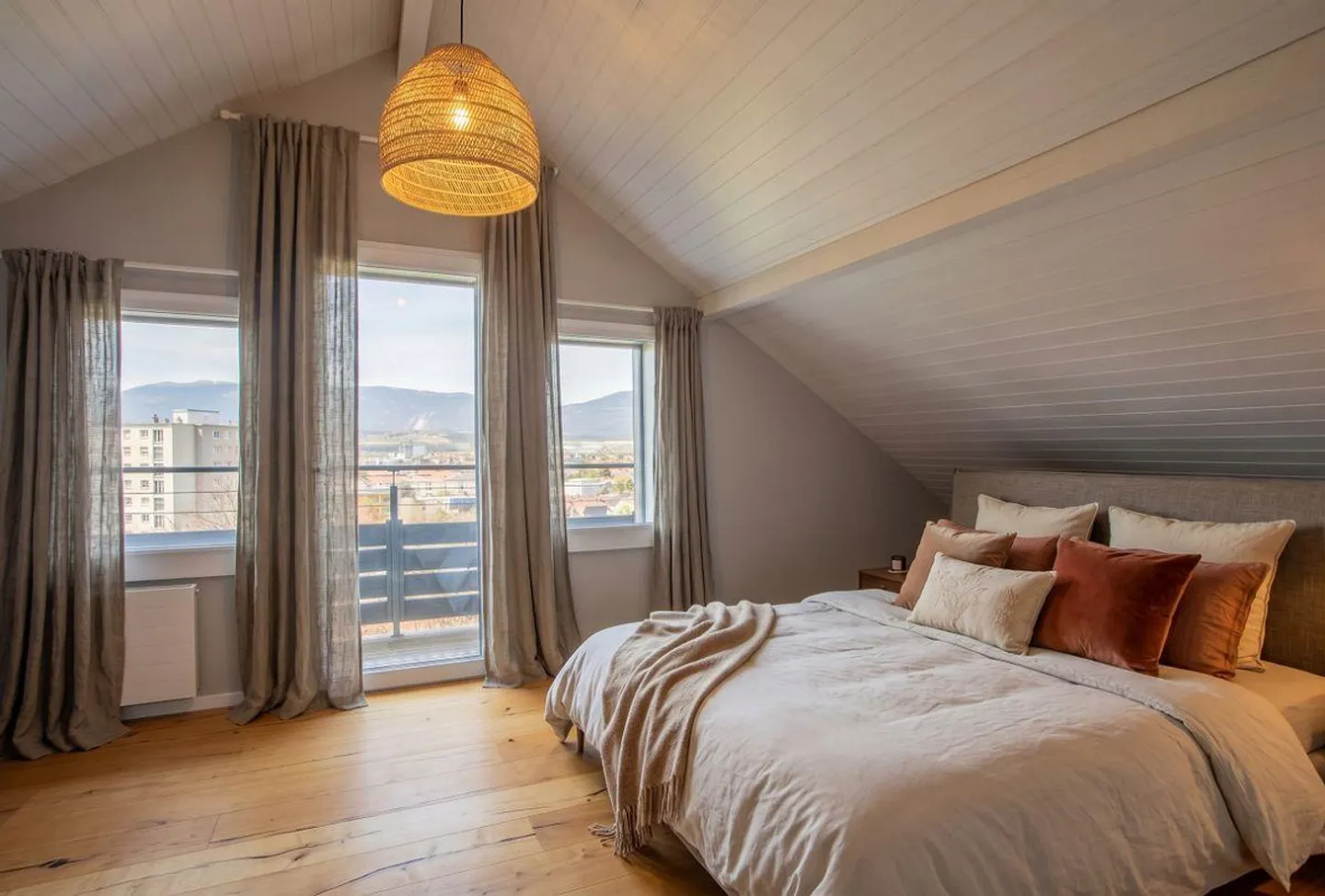 Elegant family property with unobstructed view of the Jura - Photo 1 of 9