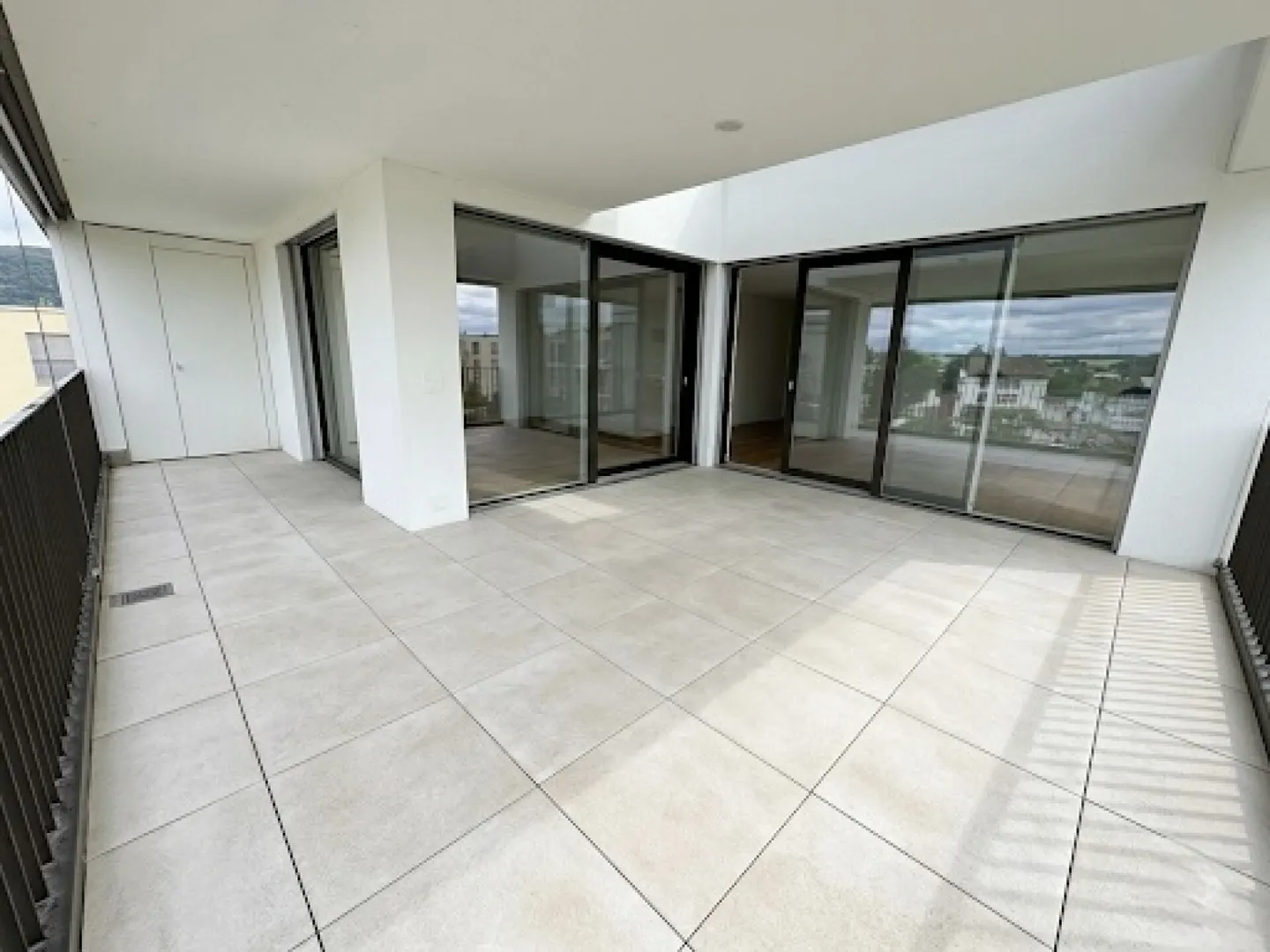 Appartement de 4,5 pièces de haute qualité avec grand balcon - Photo 10 sur 11