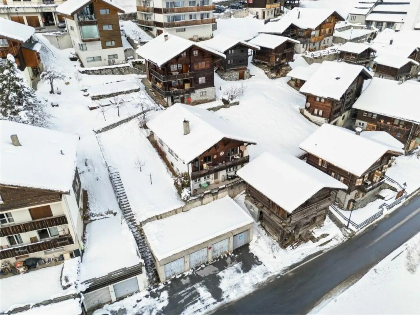 Chalet - Casa residenziale con terreno edificabile - Foto 3 di 30