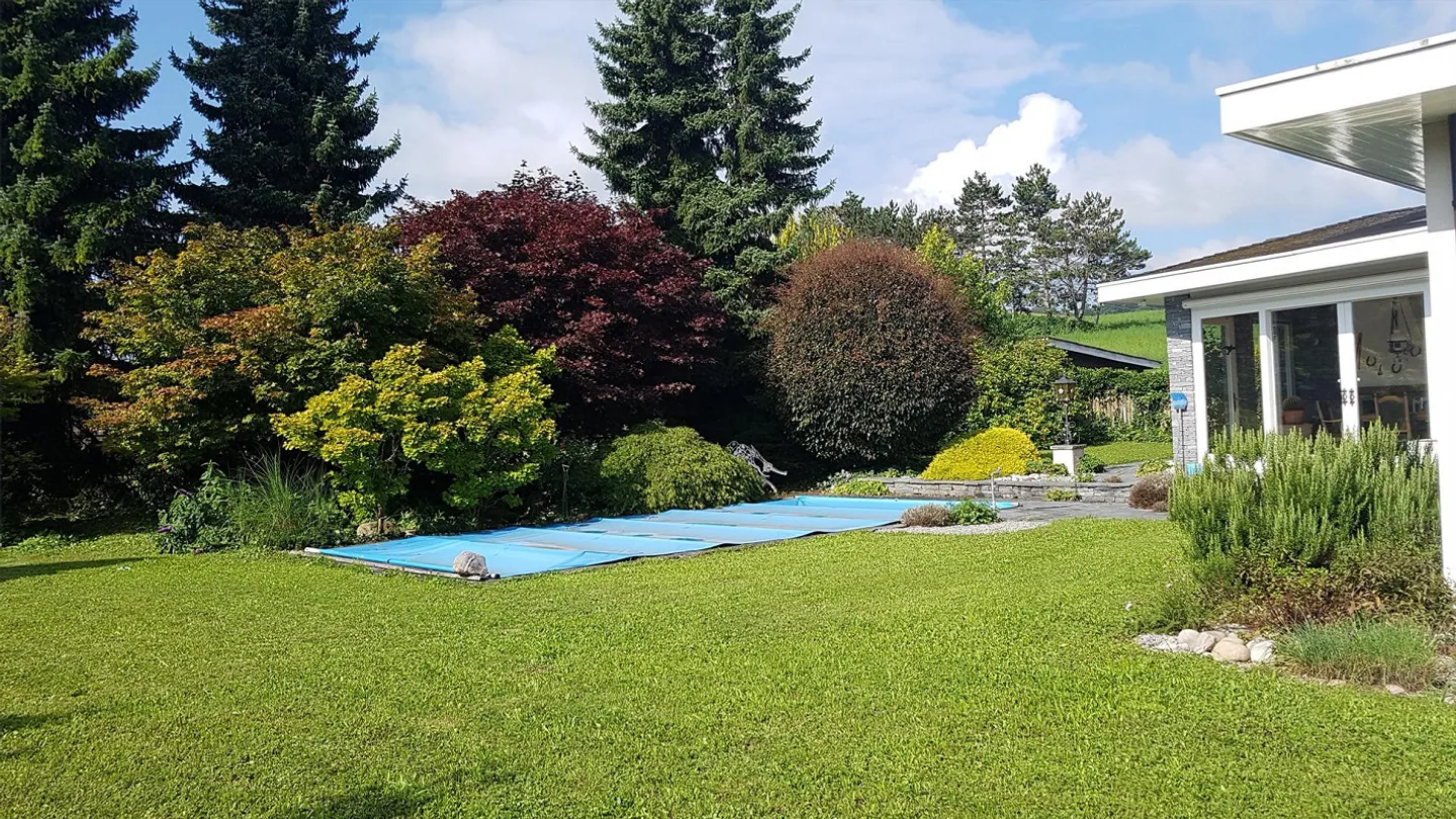 Charmante maison de 5½ pièces dans un emplacement absolument privilégié, terrain de 1'726 m² - Photo 2 sur 13