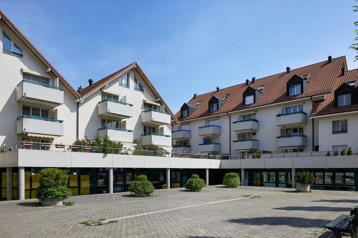 Place à motos couverte - Photo 3 sur 5