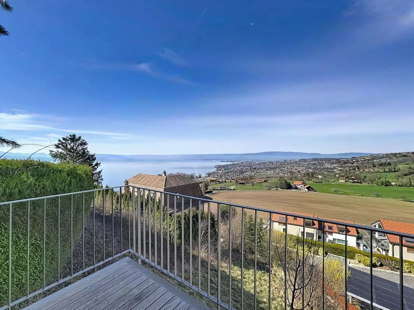 Villa contemporaine avec vue sur le lac - Photo 4 sur 13