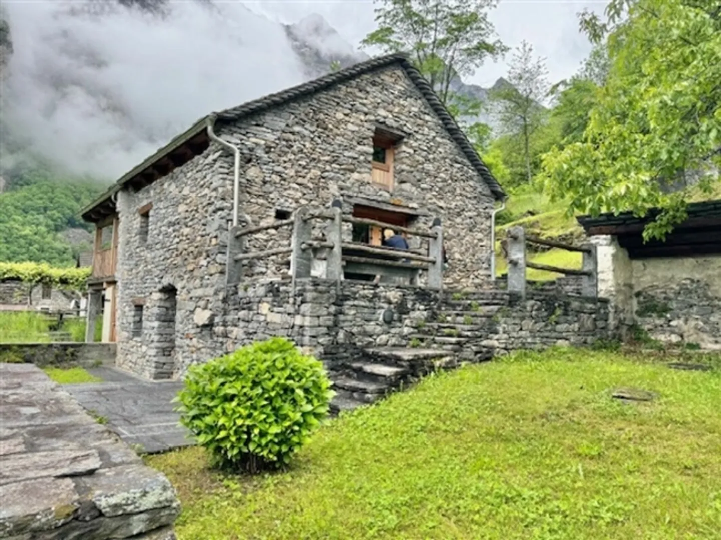 À VENDRE À SAN CARLO (VAL BAVONA) - MAISON FINLANDAISE COMPLÈTEMENT RÉNOVÉE AVEC 4,5 CHAMBRES - Photo 1 sur 20