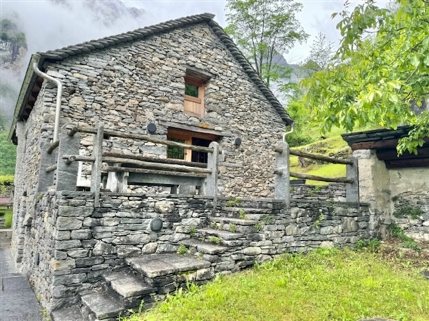 À VENDRE À SAN CARLO (VAL BAVONA) - MAISON FINLANDAISE COMPLÈTEMENT RÉNOVÉE AVEC 4,5 CHAMBRES - Photo 2 sur 20