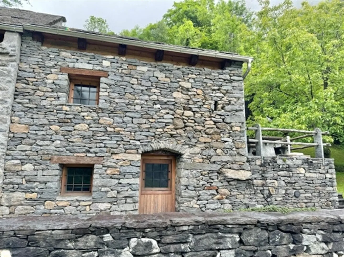 À VENDRE À SAN CARLO (VAL BAVONA) - MAISON FINLANDAISE COMPLÈTEMENT RÉNOVÉE AVEC 4,5 CHAMBRES - Photo 3 sur 20