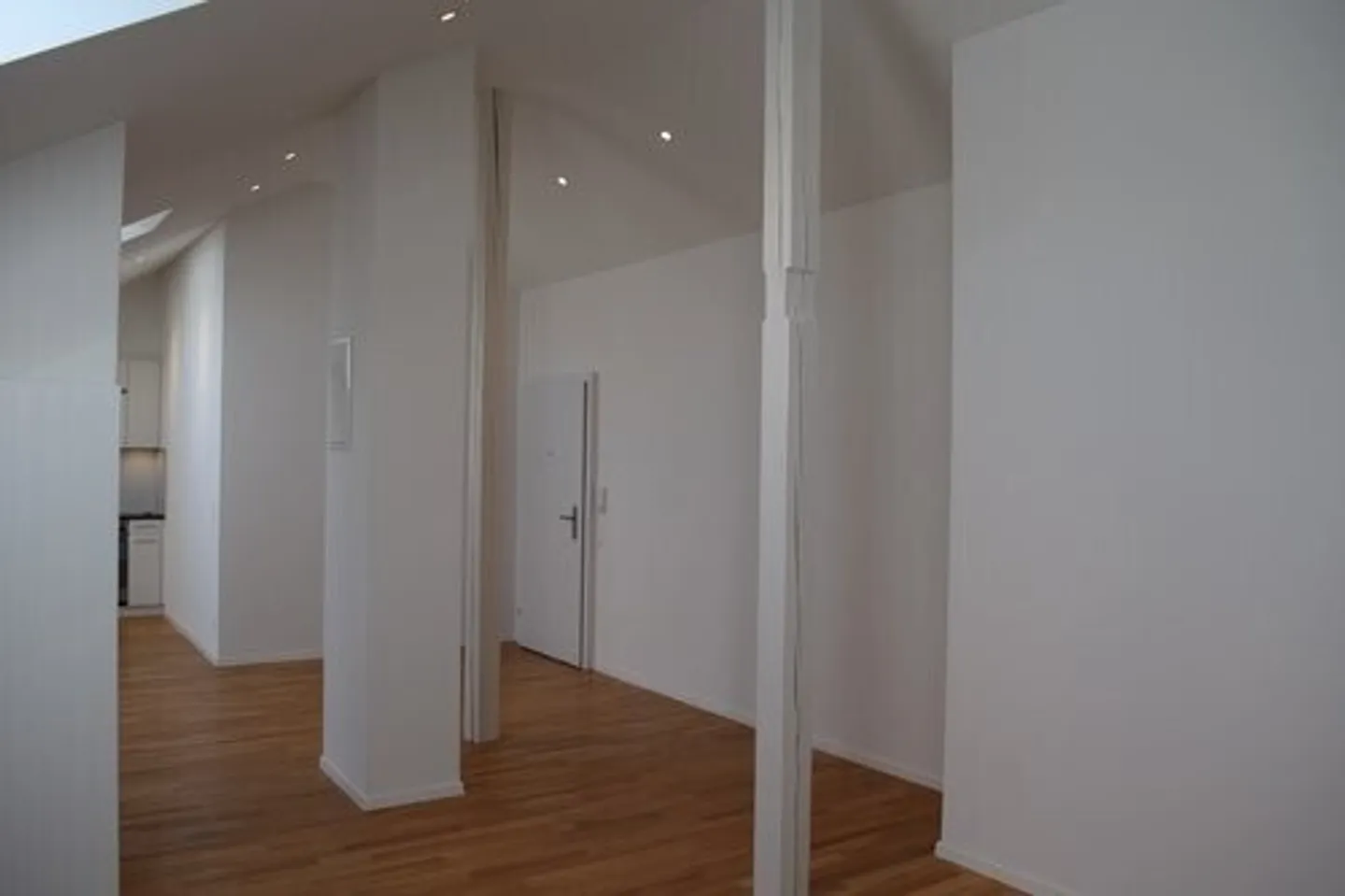 Exclusive single loft apartment in the attic - Photo 3 of 6