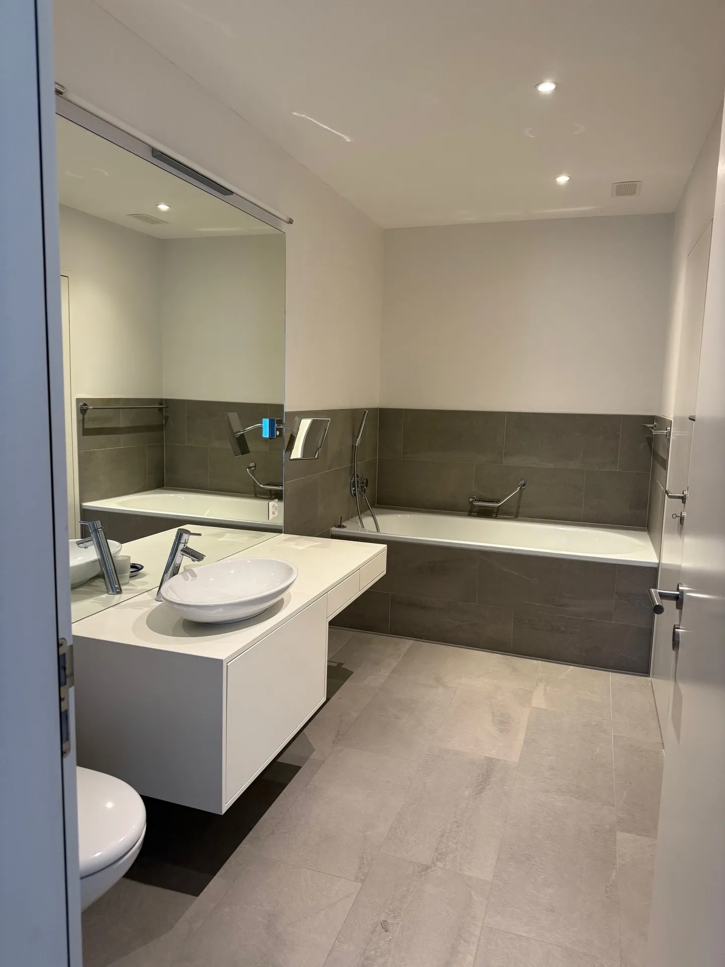 Ampio + moderno appartamento di 5.5 stanze al 2° piano con vista sul verde - Foto 2 di 11