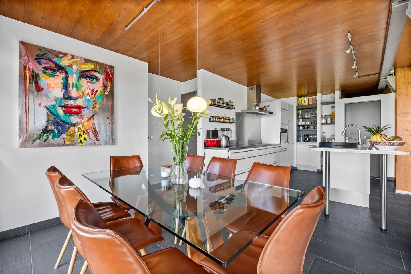 Family House with 265m² Living Space - Photo 4 of 11