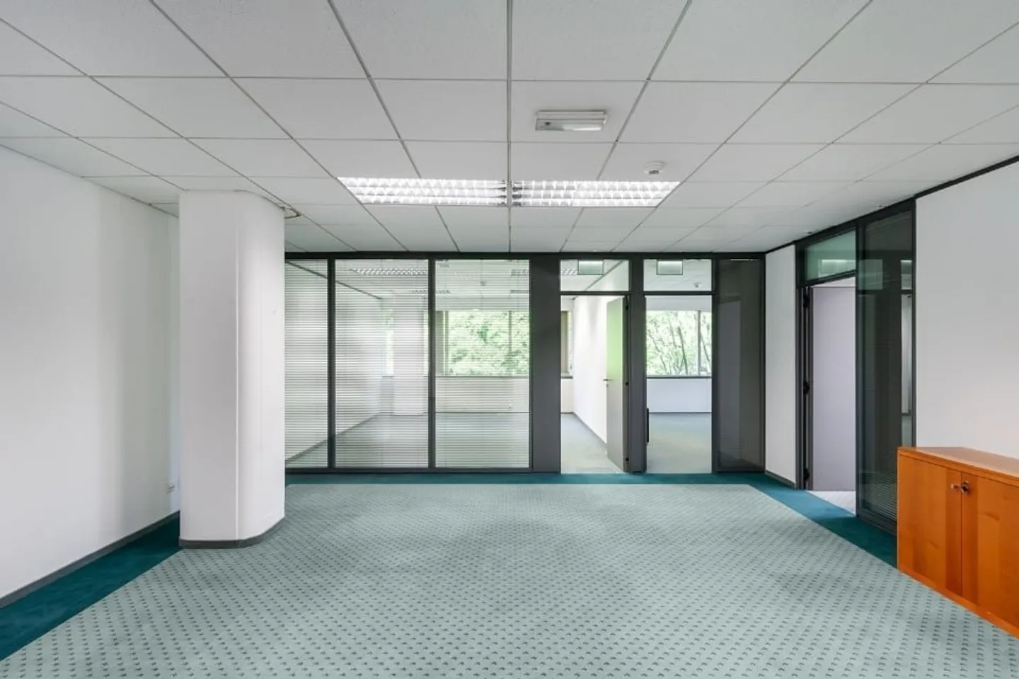 LUGANO NORTH - SPACIOUS OFFICE FOR RENT IN STRATEGIC POSITION (ref. 79) - Photo 2 of 24