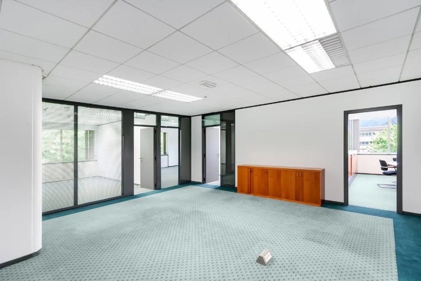 LUGANO NORTH - SPACIOUS OFFICE FOR RENT IN STRATEGIC POSITION (ref. 79) - Photo 3 of 24