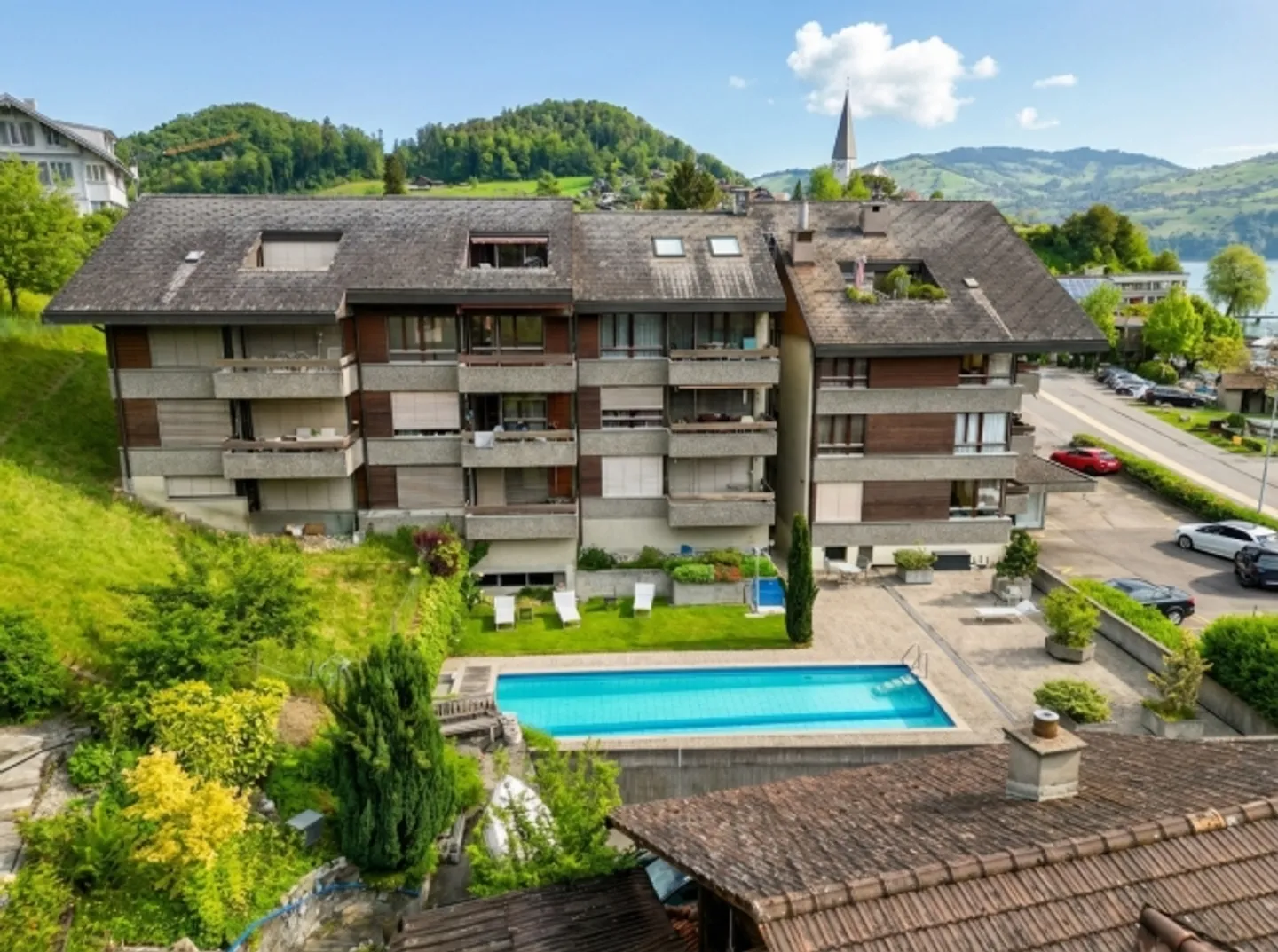 Living with lake and mountain views in Faulensee - Photo 2 of 11