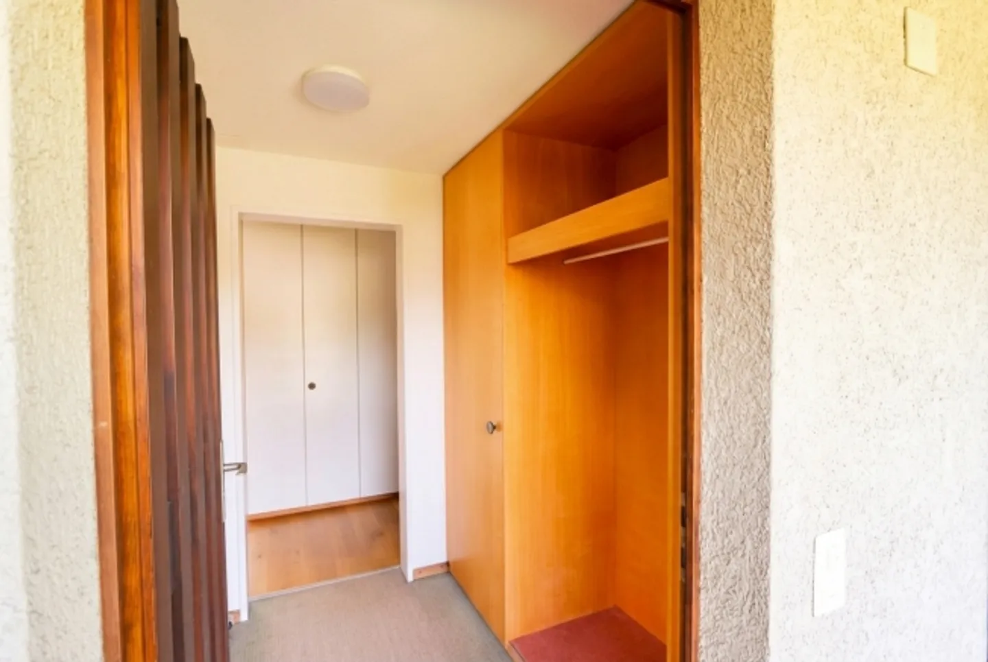 Living with lake and mountain views in Faulensee - Photo 8 of 11