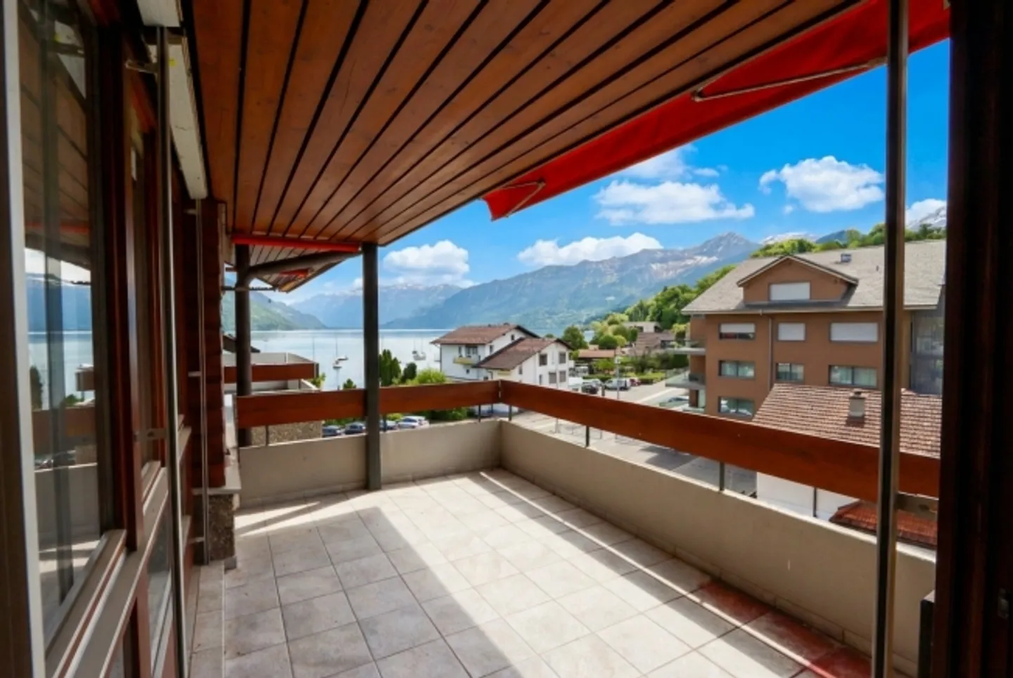 Living with lake and mountain views in Faulensee - Photo 3 of 11