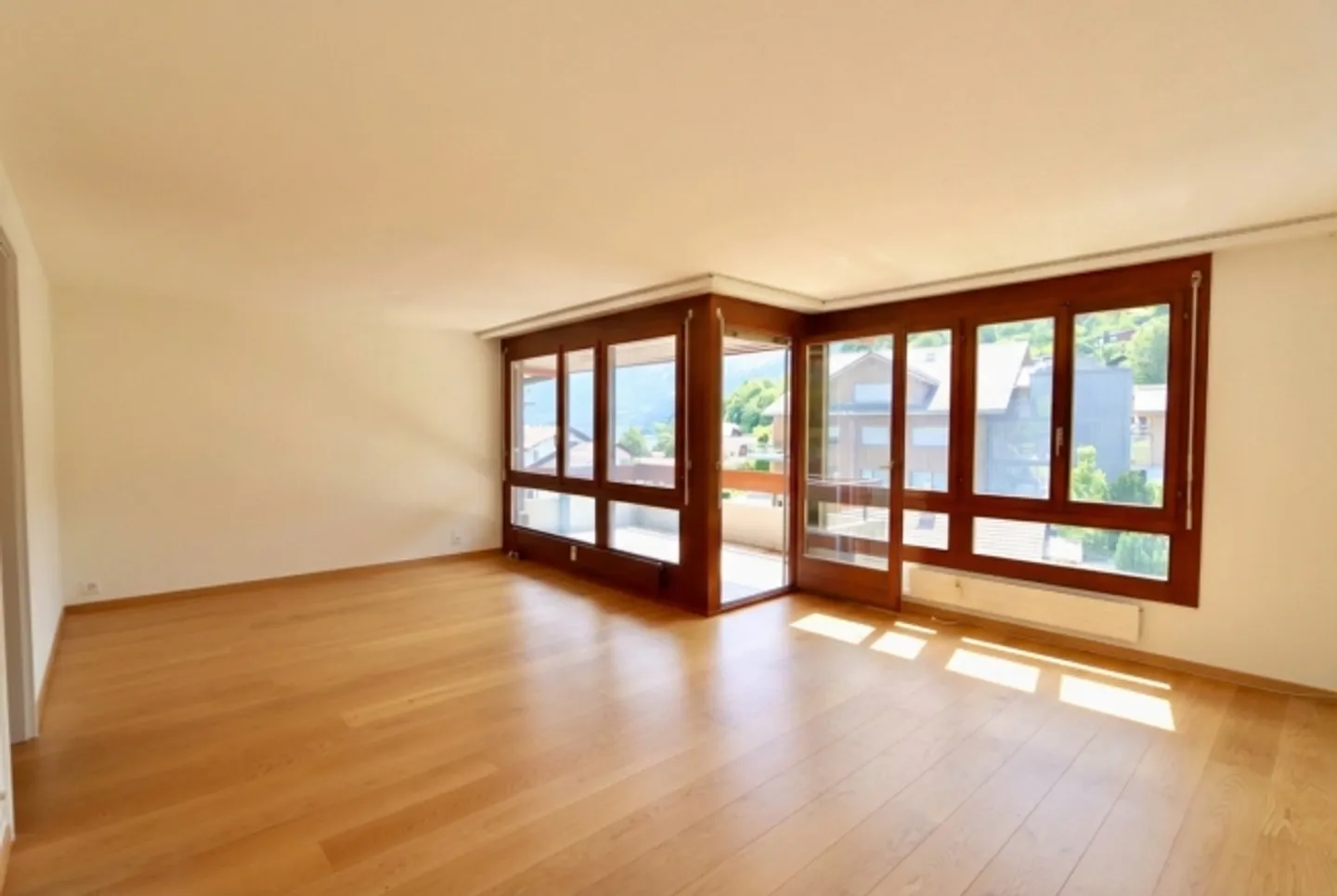 Living with lake and mountain views in Faulensee - Photo 4 of 11