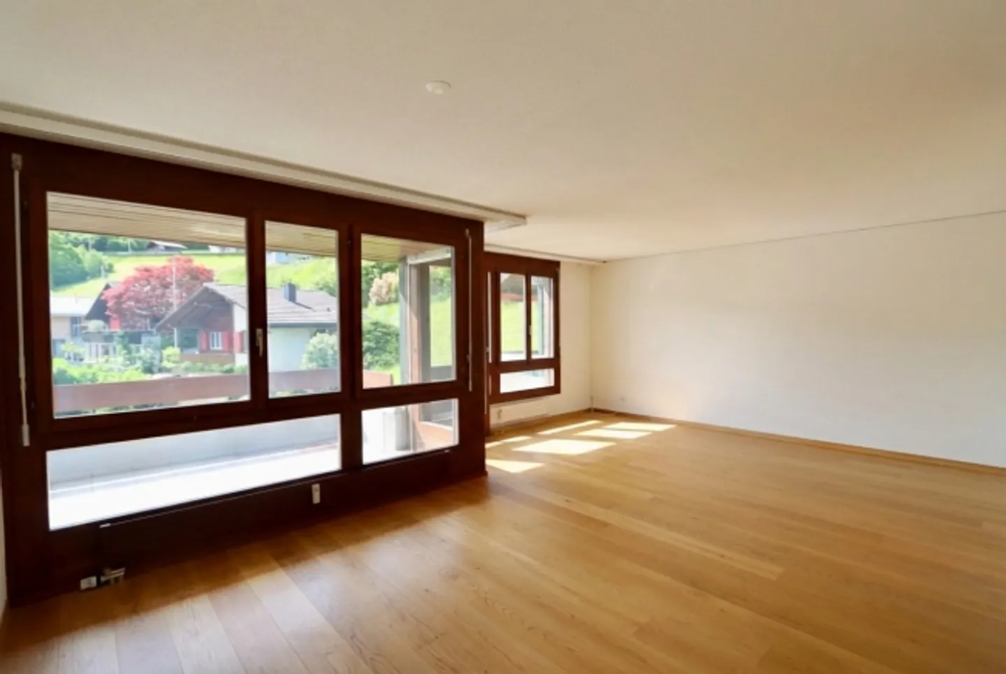 Living with lake and mountain views in Faulensee - Photo 5 of 11