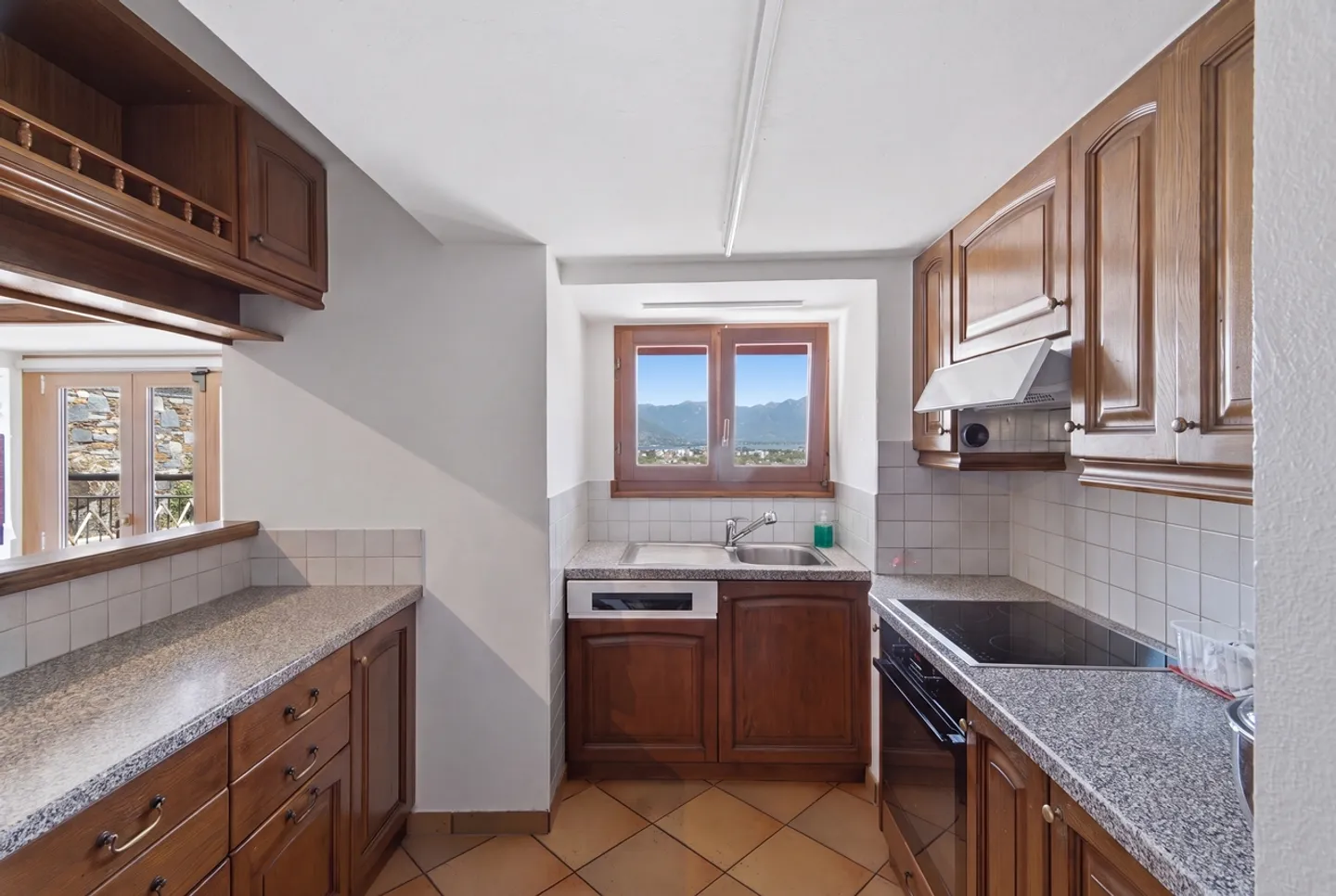 Tessin-Haus, das in der Natur eingebettet ist - Foto 6 von 11