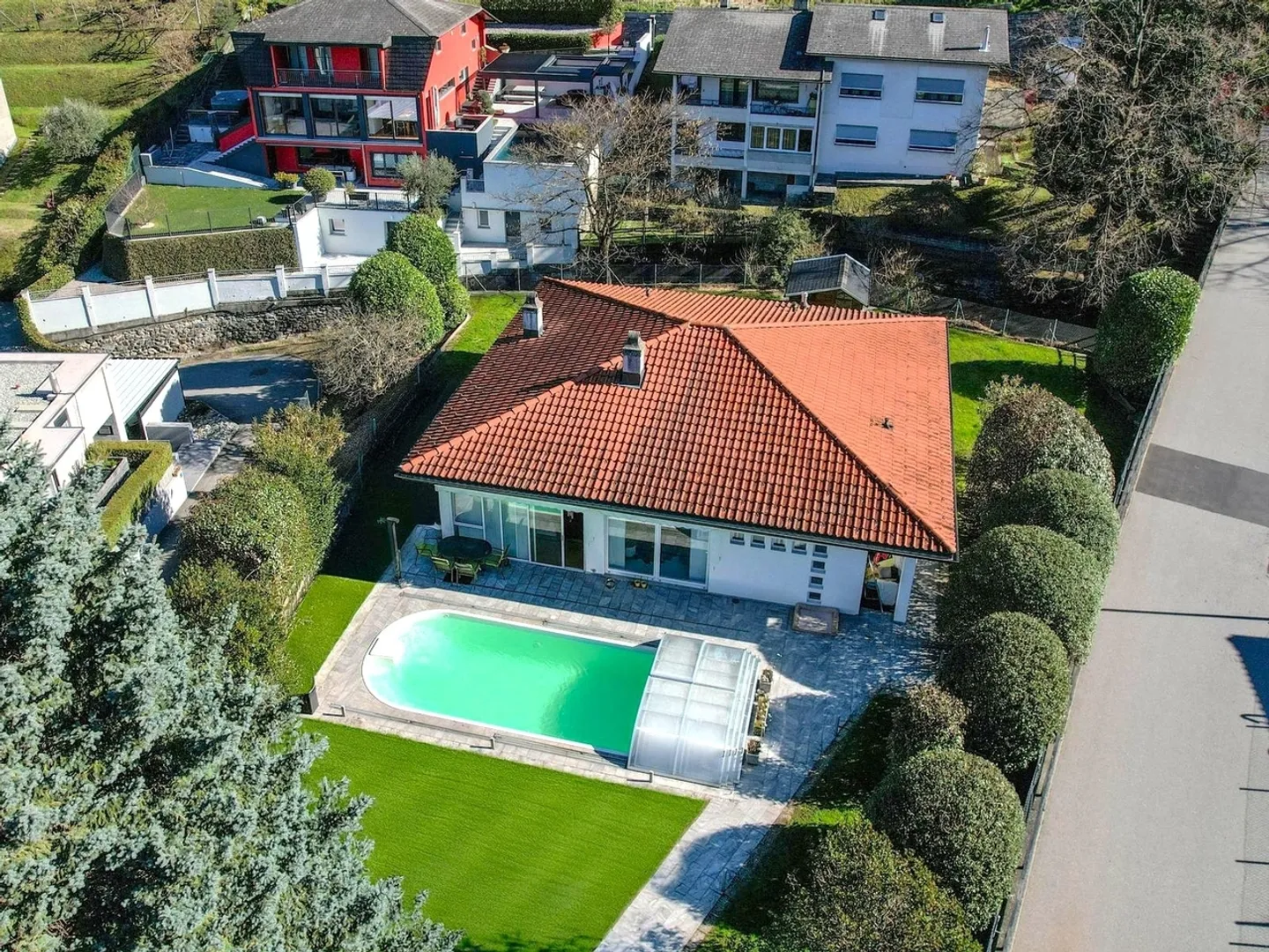 Villa da sogno con piscina a Camorino - Foto 2 di 13