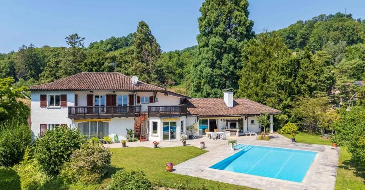 Prestigious Villa with Panoramic View - Photo 2 of 13