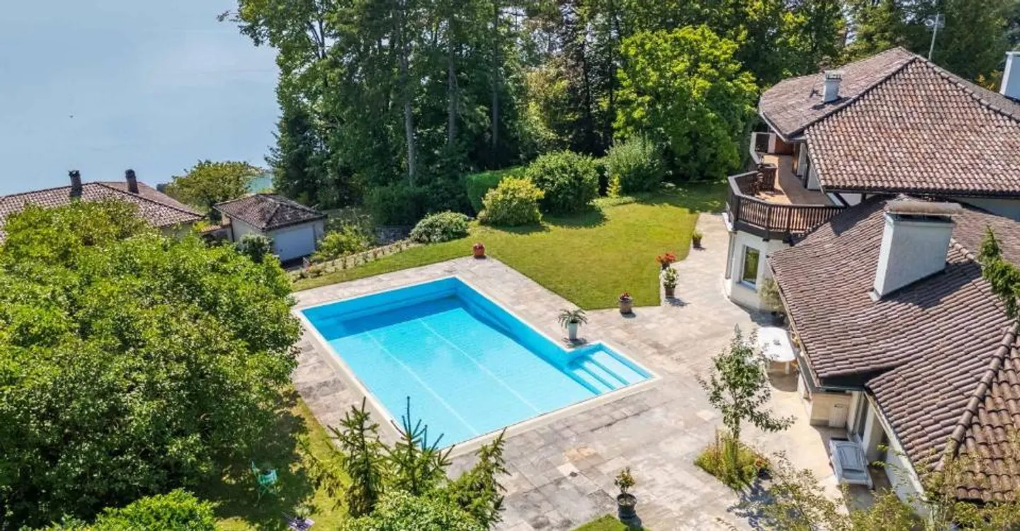 Prestigious Villa with Panoramic View - Photo 3 of 13