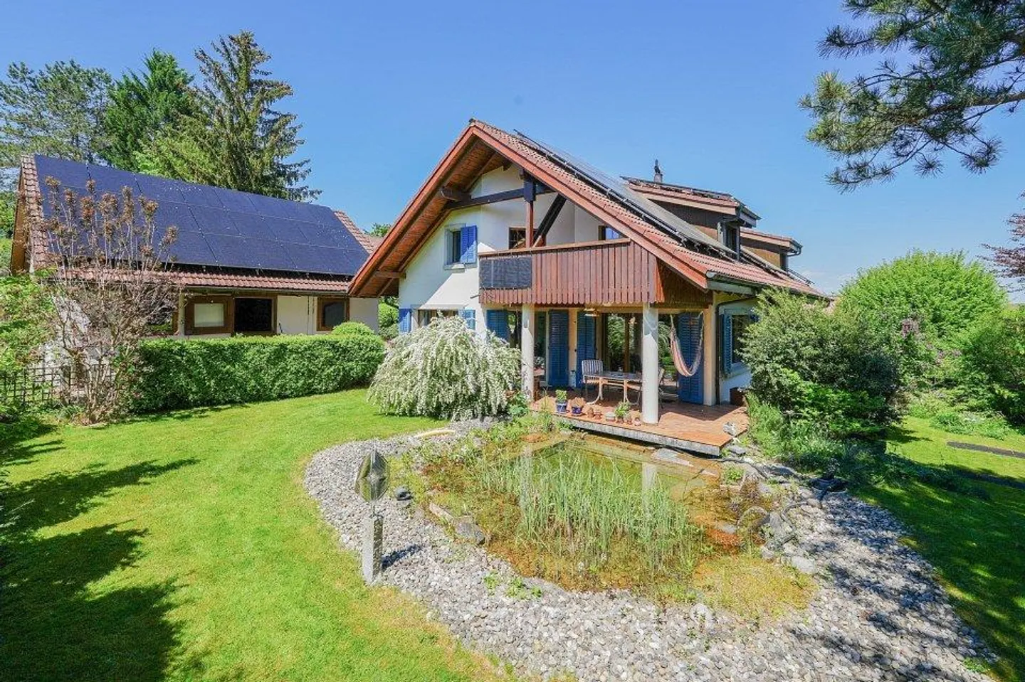 Ampia casa unifamiliare con 1112 m2 di terreno e annesso per hobby/animali/arte - Foto 1 di 13