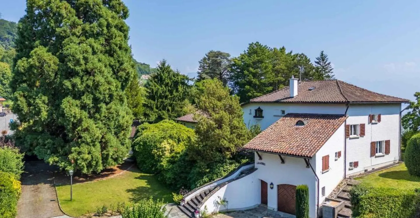 Prestigious Villa with Panoramic View - Photo 4 of 13