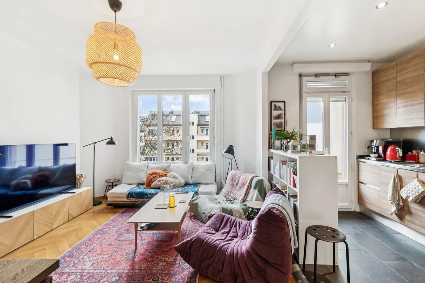 Charmant appartement de 2,5 pièces avec vue sur le lac et charme historique - C - Photo 2 sur 9