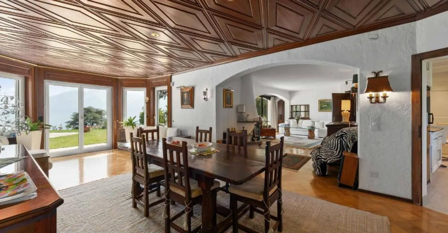 Prestigious Villa with Panoramic View - Photo 7 of 13