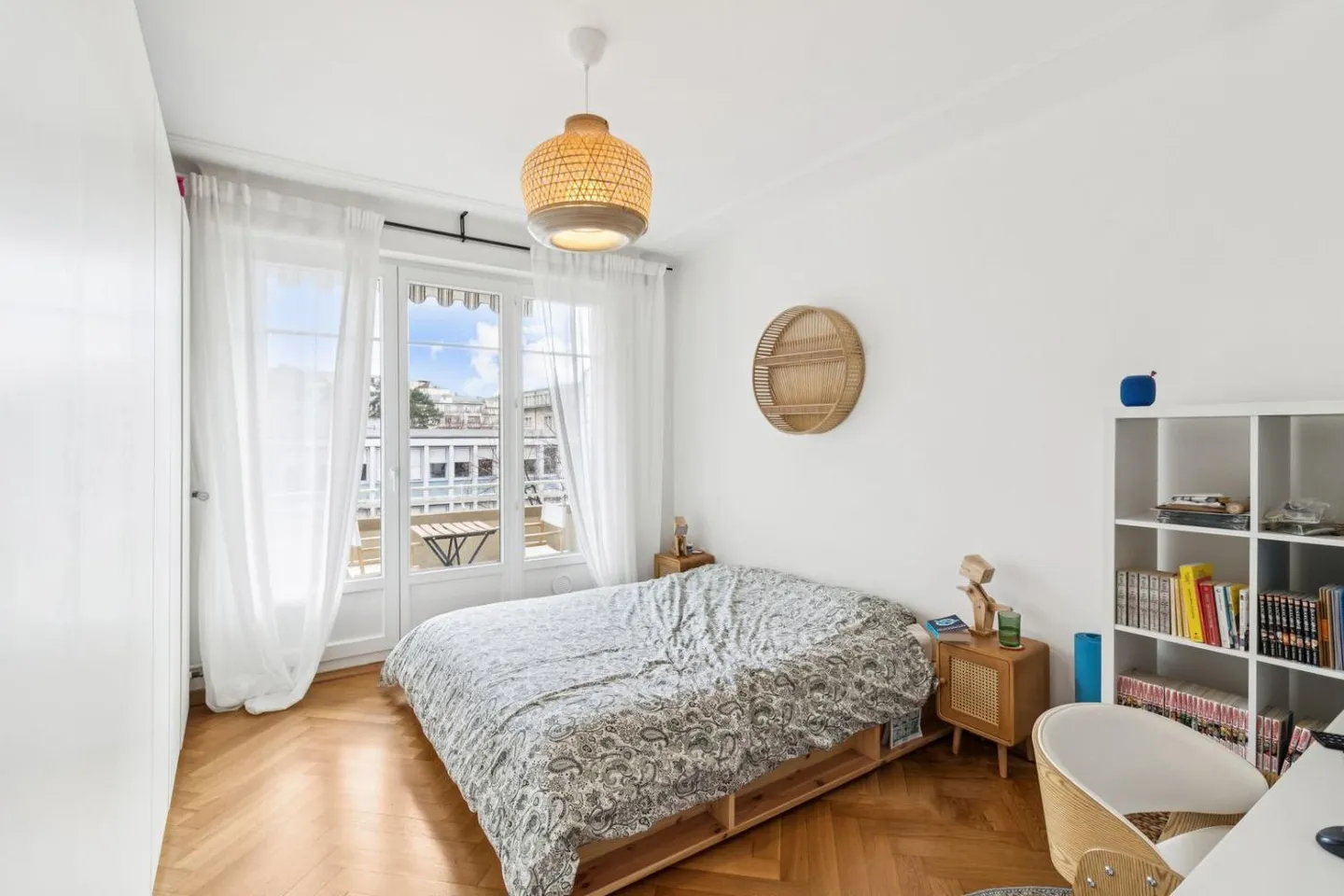 Charmant appartement de 2,5 pièces avec vue sur le lac et charme historique - C - Photo 4 sur 9