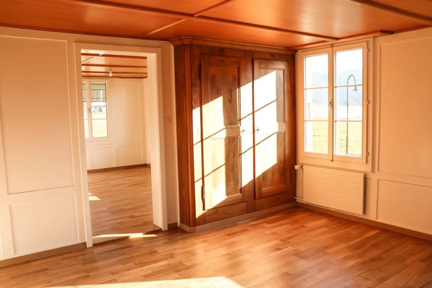 bright 4-room apartment with balcony - Photo 2 of 10