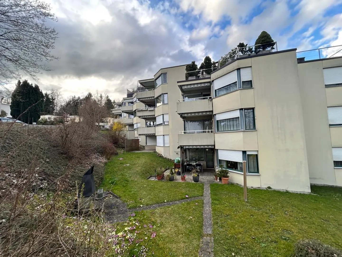 Charmante appartement de 3,5 pièces au 5ème étage avec belle vue - Photo 2 sur 9