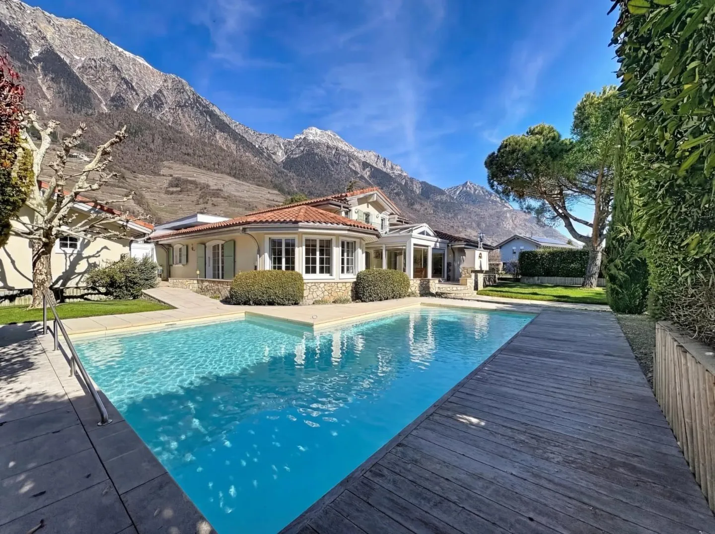 Geräumige Villa mit 5,5 Zimmern, Pool und Garten - Foto 1 von 13