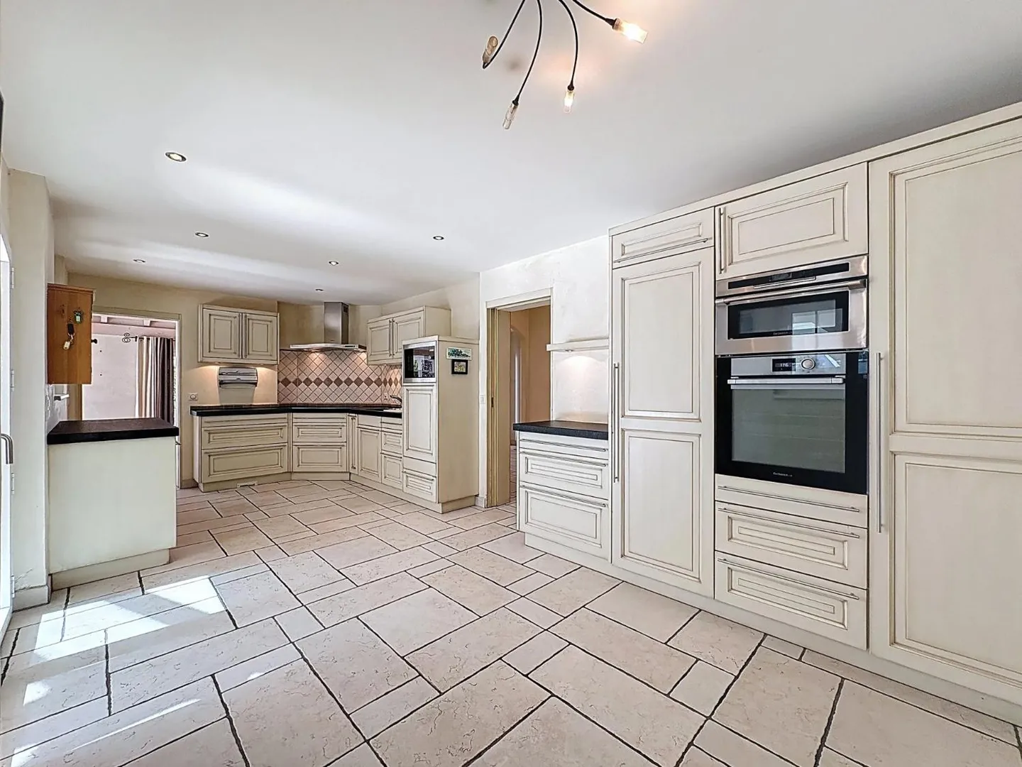 Geräumige Villa mit 5,5 Zimmern, Pool und Garten - Foto 9 von 13